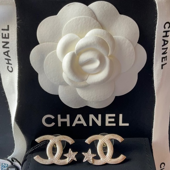 ⭐️ CHANEL CC EARRINGS WITH STARS ⭐️ NWT ⭐️ - Picture 7 of 16